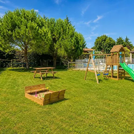 Domaine Les Moustans, Sleeps 38 & Has A Pool Holiday home Saint-Matre